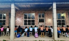 世俱杯外围:铁皮房、土操场，这里有一座“筑梦”摔跤馆